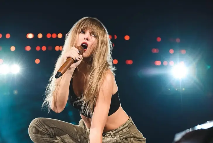 Taylor Swift performing on stage confidently